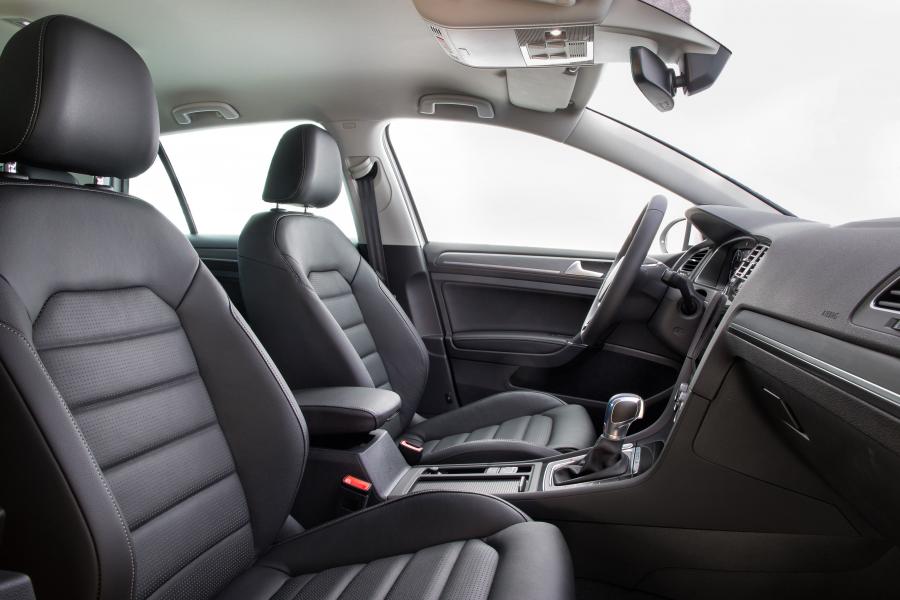 Интерьер Volkswagen e-Golf 2017 года  (NA) (фото 12 из 32)